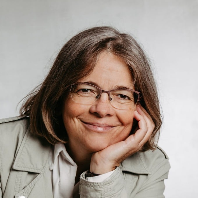 Lächelnde Person mit Brille
