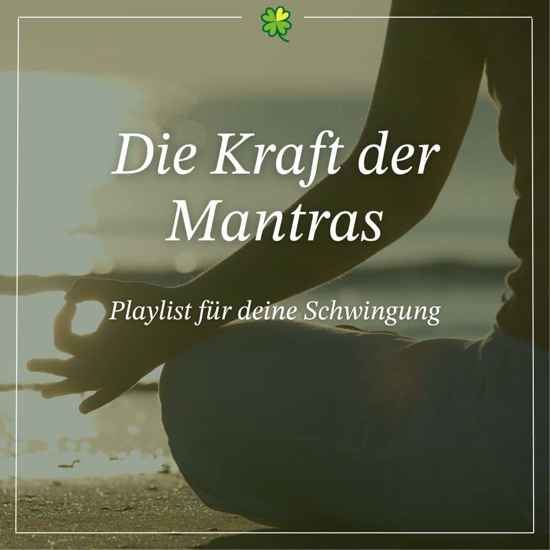 Person meditiert am Strand im warmen Sonnenlicht, Text: Die Kraft der Mantras: Playlist für deine Schwingung - McSpirit