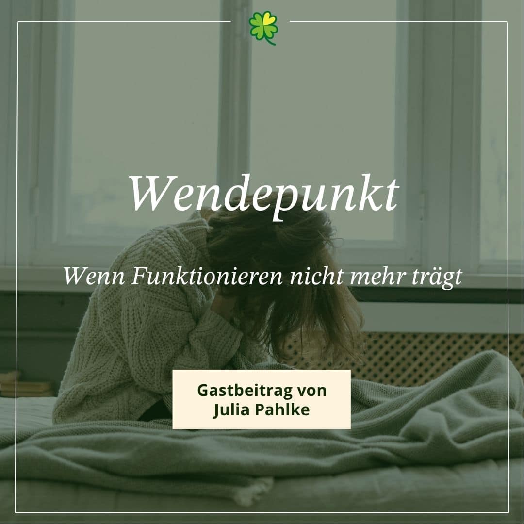 Eine Person sitzt auf einem Bett und hält den Kopf, eingehüllt in eine Decke Text: Wendepunkt: Wenn Funktionieren nicht mehr trägt. Gastbeitrag von Julia Pahlke - McSpirit
