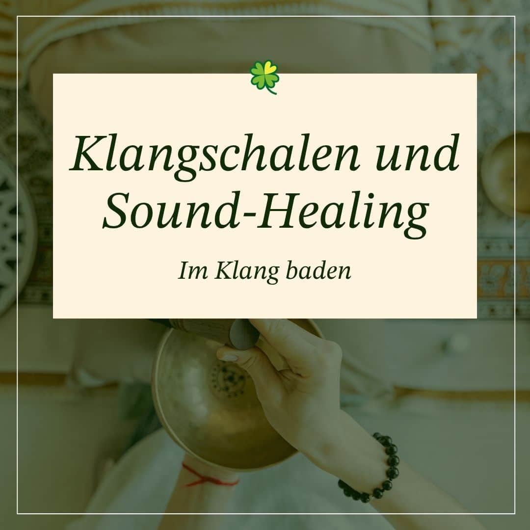 Eine Person liegt entspannt auf einer Liege, während jemand eine Klangschale über ihrem Oberkörper hält. Text: Klangschalen und Sound-Healing: Im Klang baden - McSpirit