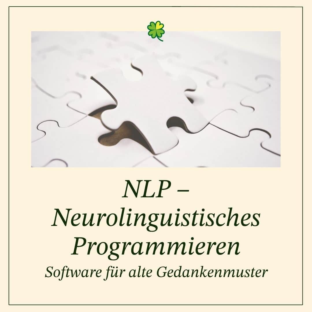 Weißes Puzzle mit fehlendem Teil, NLP Schriftzug Text: NLP – Neurolinguistisches Programmieren: Software für alte Gedankenmuster - McSpirit