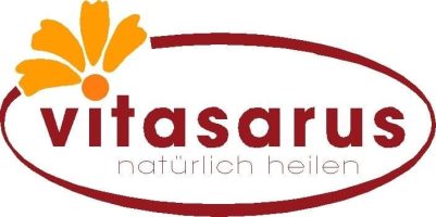 Vitasarus Logo mit Blume und Schriftzug